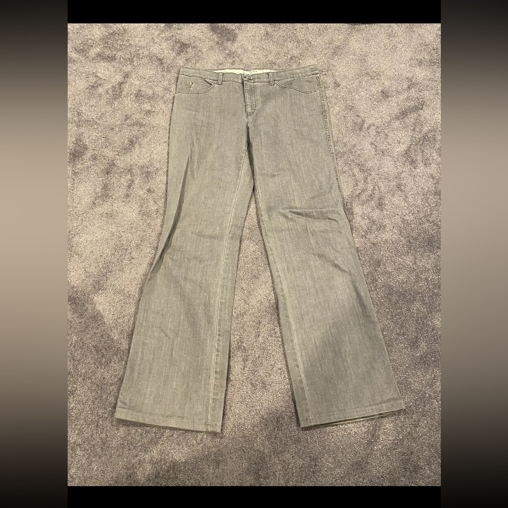 (1) Trendy Pair of Gray Armani Collezioni Designer Jeans Women’s Size 31